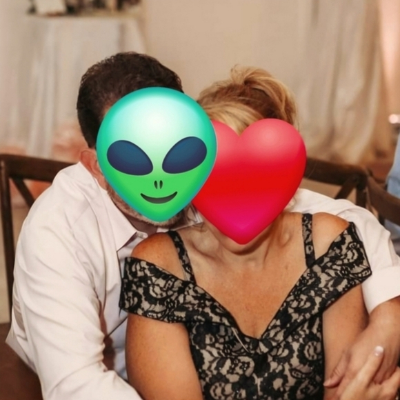 Elegant Shoulder Baring Sweetheart Neckline evening gown. - Picture 2 of 6